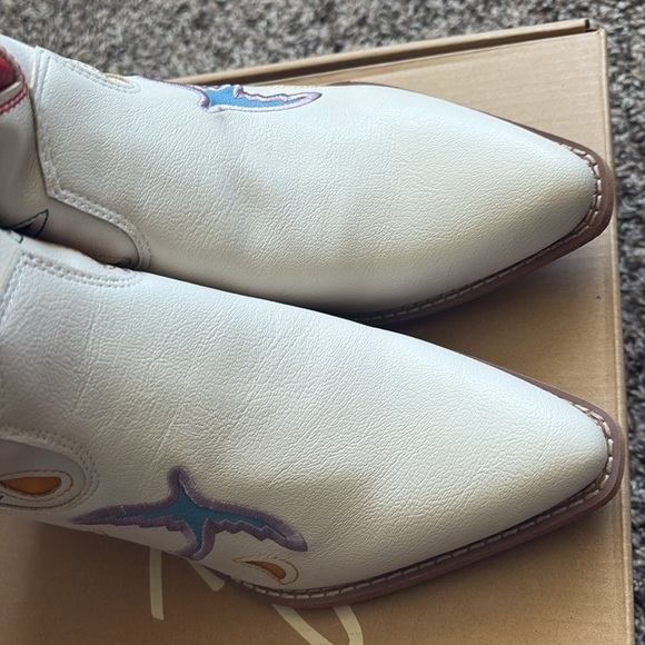 NEW In Box Zodiac Roslyn Flower Embroidered Birch Multi Western Heel Boots 7 - Picture 2 of 14